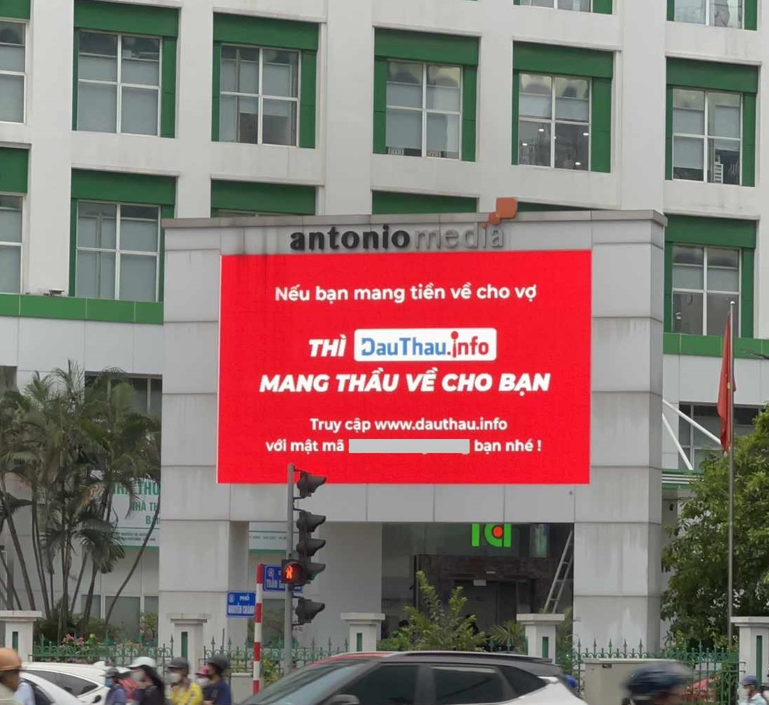 Hình 1 Biển quảng cáo tại ngã tư Trần Duy Hưng giao với Nguyễn Chánh
