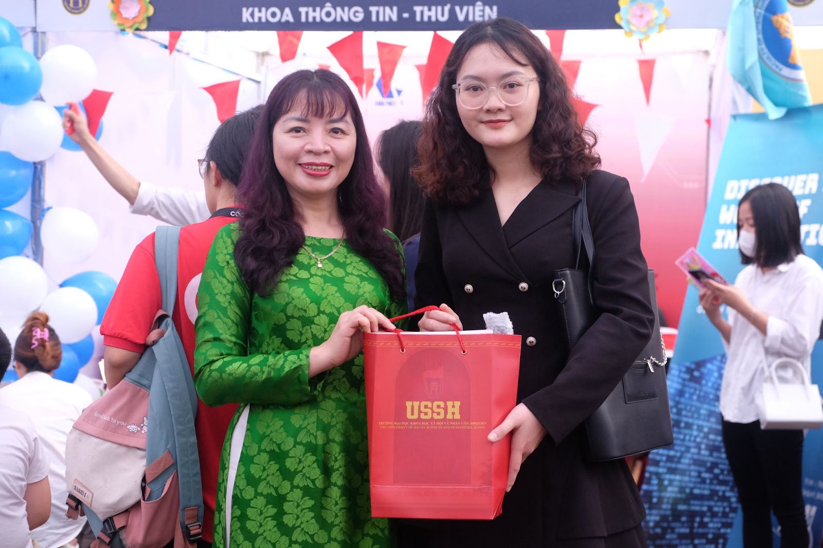 Chị Nguyễn Thùy Dương, đại diện Hệ sinh thái Đấu Thầu, tham gia sự kiện USSH JOB FAIR 2024