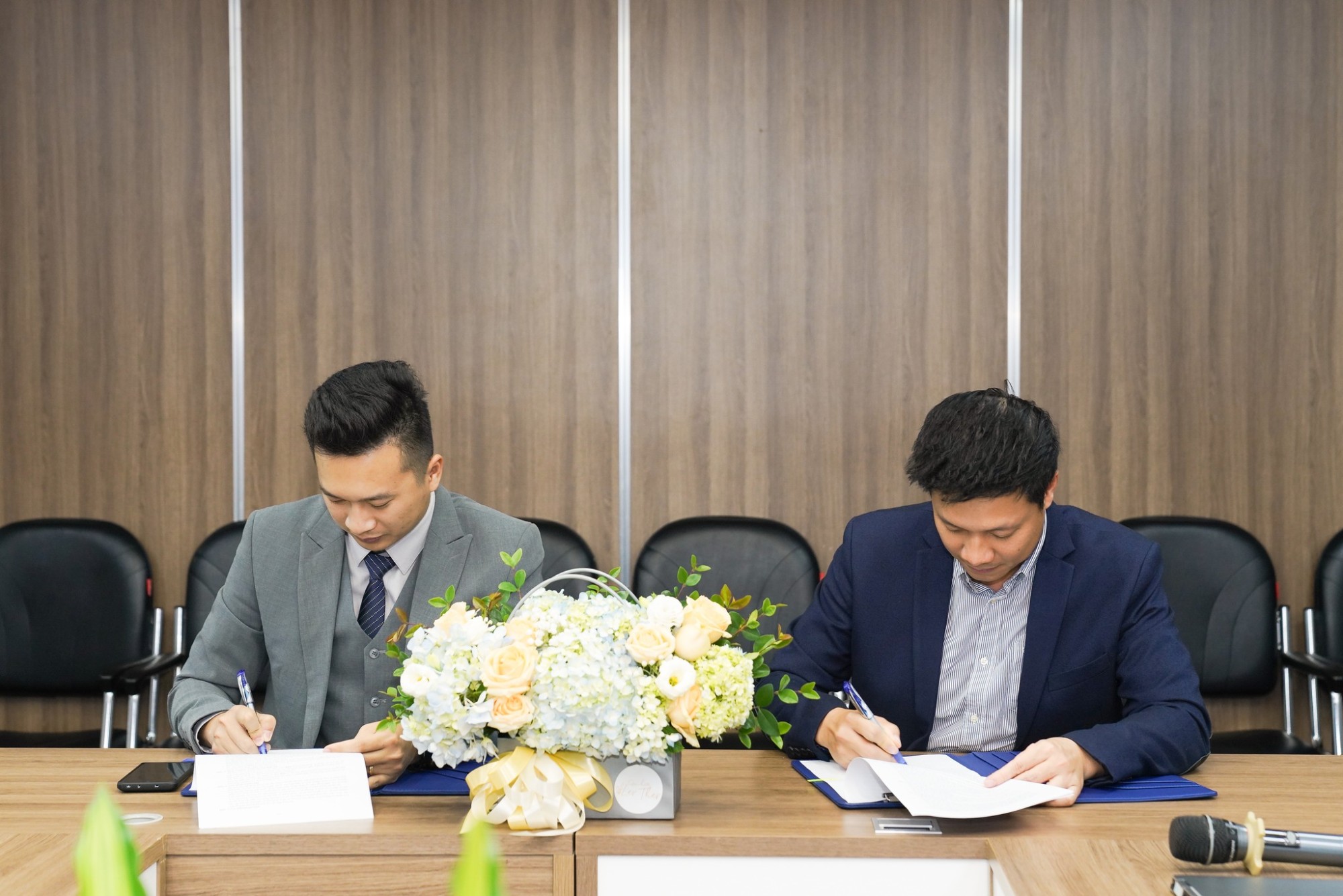 Ông Phạm Đức Tiến (bên trái) và Ông Chu Lê Trung (bên phải) Đại diện cho hai công ty thực hiện ký kết thỏa thuận hợp tác