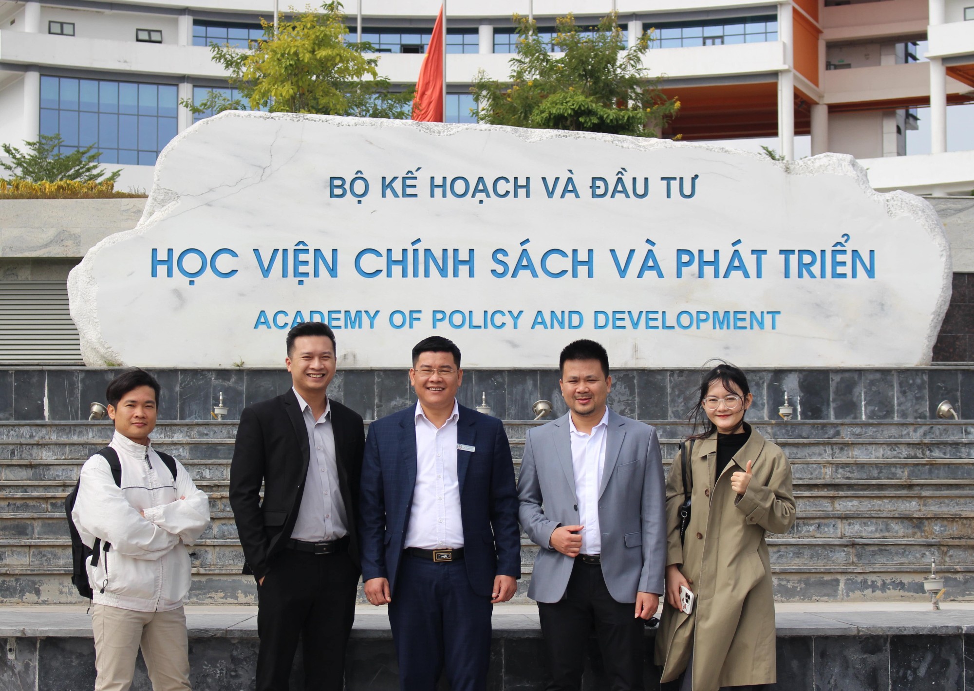 chụp hình tại học viện chính sách và phát triển min